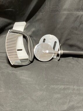Pampered Chef Crinkle Cutter & Pampered Chef Pizza Cutter.